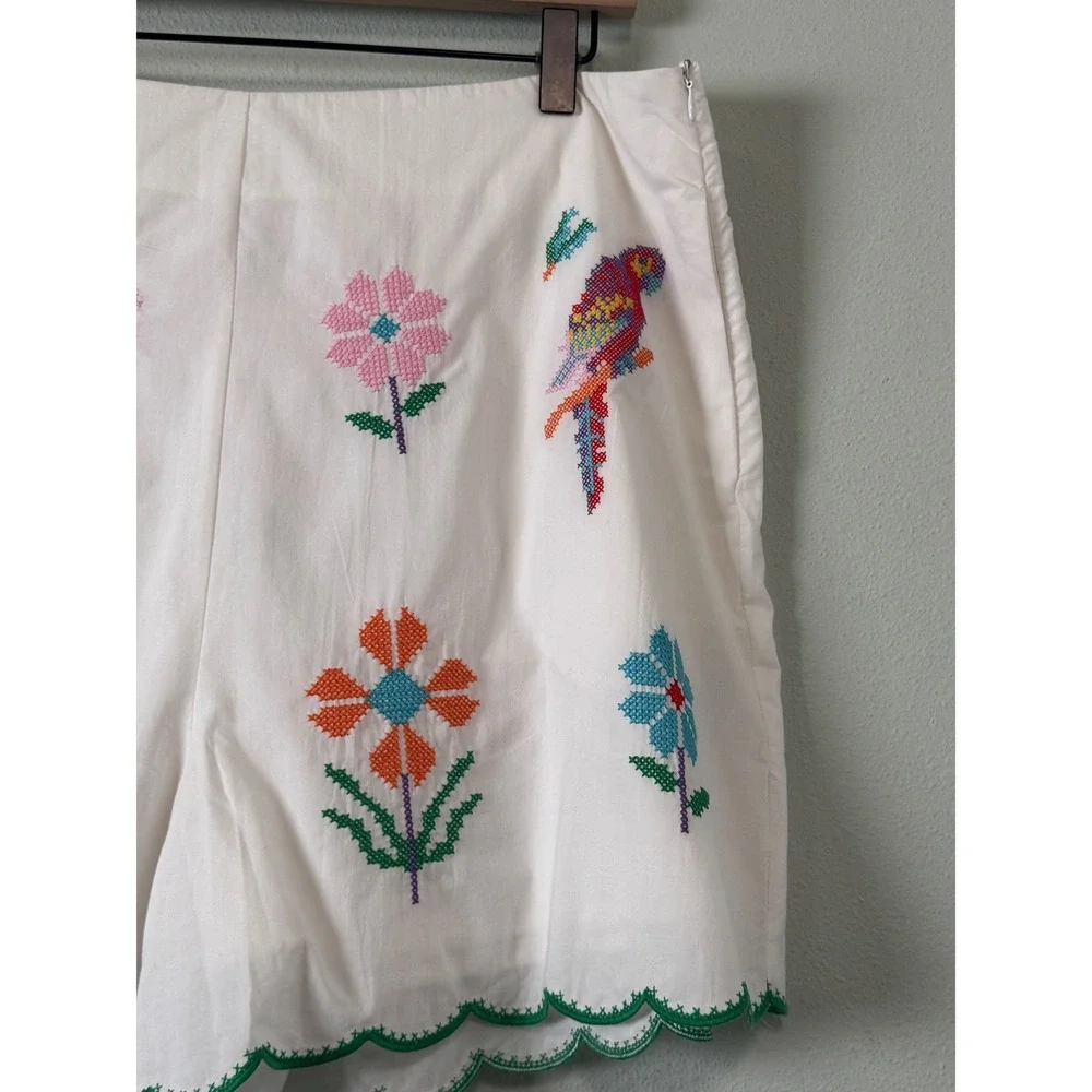 J. Marie Tessie Shorts Embroidered Cross-Stitch Floral Parrot Scallop Trim L NEW - Picture 4 of 14